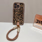 Pouzdro na iPhone s leopardím potiskem a šňůrkou na krk